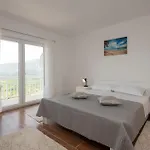 Four-bedroom In Veliki Prolog