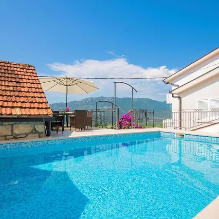 Four-bedroom In Casa vacanze