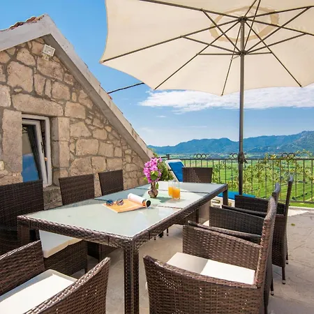 Four-bedroom In Casa vacanze Veliki Prolog