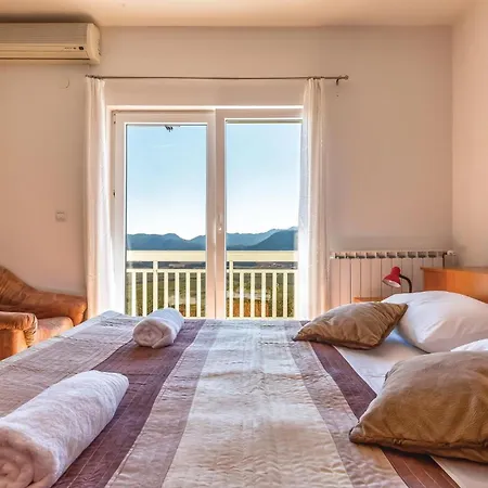 Casa vacanze Four-bedroom In Veliki Prolog